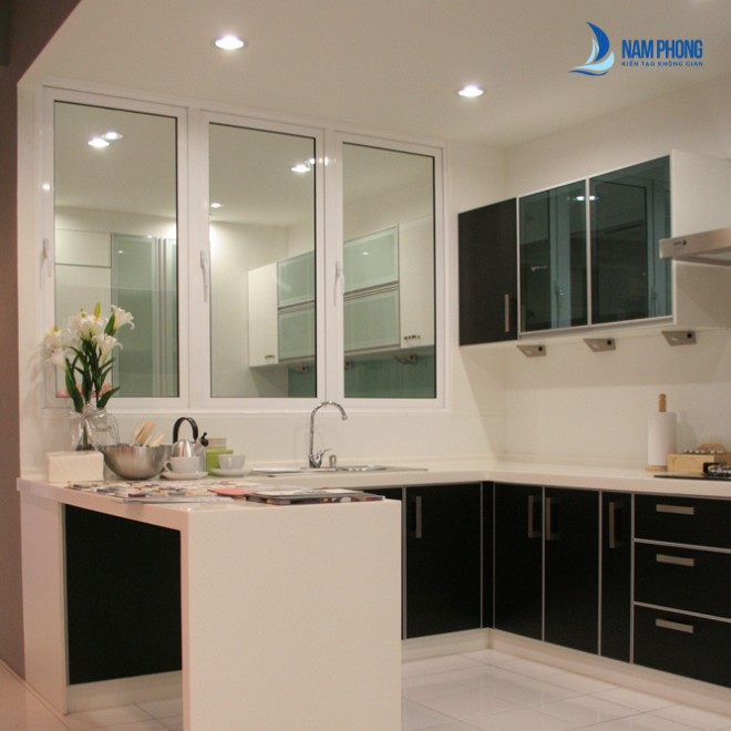 Mẫu cửa kính phòng bếp khung nhôm màu trắng đẹp