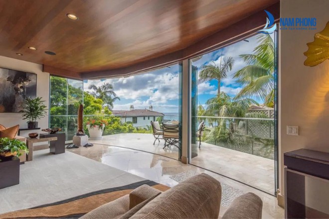 Mẫu cửa kính phòng khách không khung kiểu dáng hiện đại