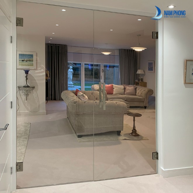 Mẫu cửa kính phòng khách không khung sang trọng
