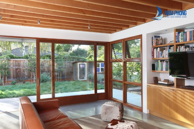 Mẫu cửa kính phòng khách khung gỗ hiện đại