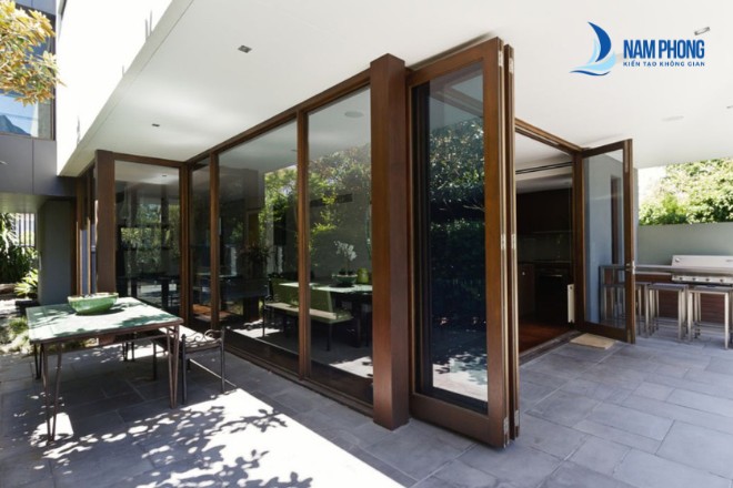 Mẫu cửa kính phòng khách khung gỗ sang trọng