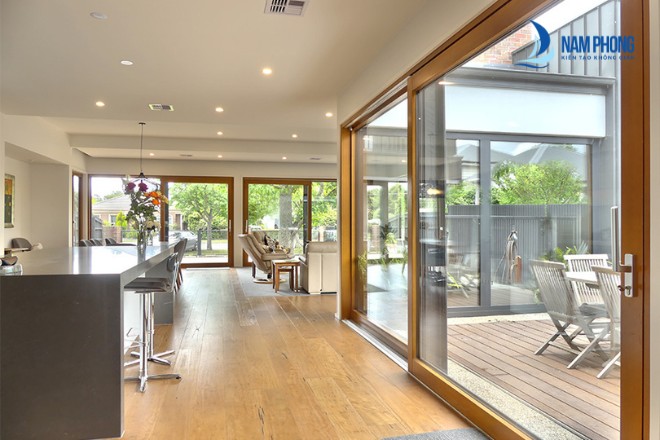 Mẫu cửa kính phòng khách khung nhôm màu nâu đẹp nhất