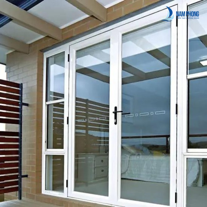 Mẫu cửa kính phòng khách khung nhôm màu trắng