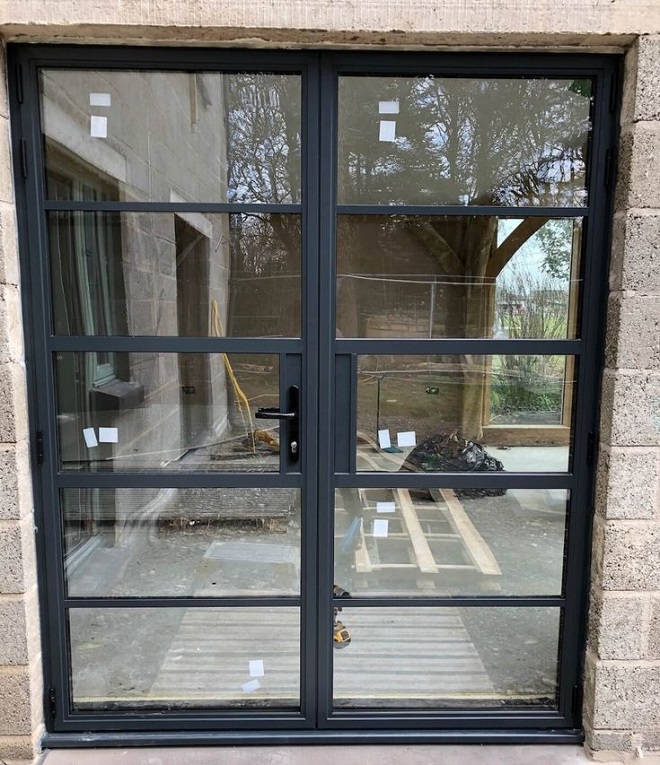 Mẫu cửa nhôm đen 2 cánh của Xingfa đẹp tinh tế đến từng chi tiết nhỏ