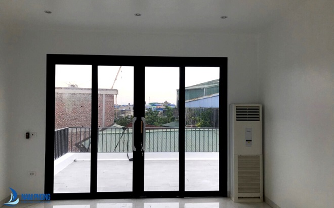 Mẫu cửa nhôm Xingfa 4 cánh màu đen kính trong suốt
