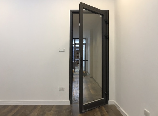 Mẫu cửa nhôm Xingfa đen 1 cánh kính cường lực cao cấp