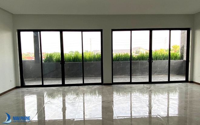 Mẫu cửa nhôm màu đen 4 cánh được thiết kế theo phong cách minimalist