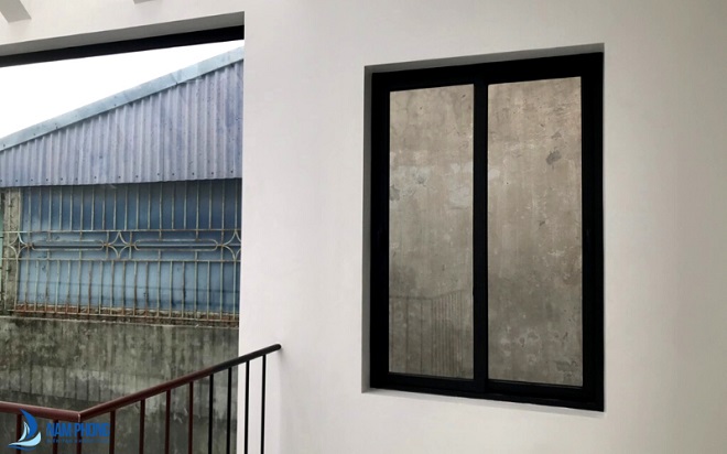 Mẫu cửa sổ nhôm màu đen 2 cánh