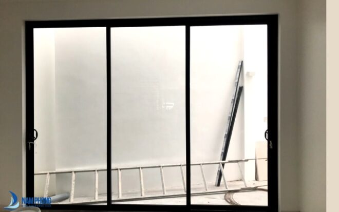 Mẫu cửa trượt 3 cánh nhôm Xingfa màu đen