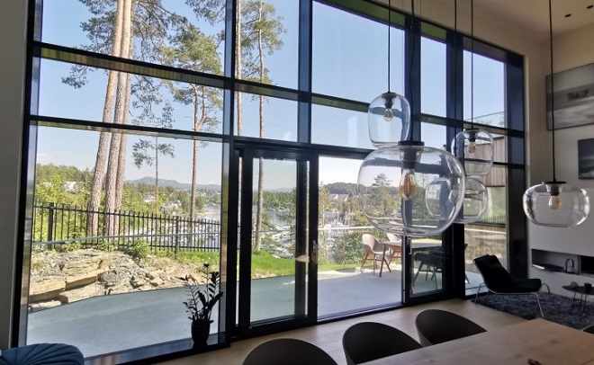 Vách dựng nhôm Xingfa hệ 65 cho thiết kế quán cafe sang trọng, hiện đại