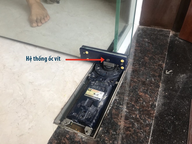 Nguyên nhân cửa kính cường lực bị xệ do hệ thống vít