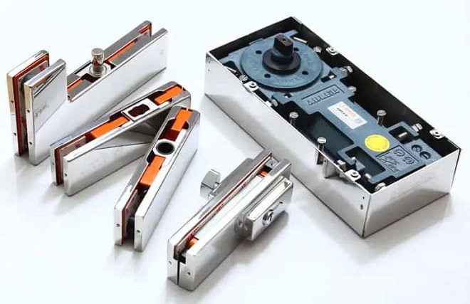 Sửa cửa kính cường lực bị xệ bằng chỉnh kẹp góc