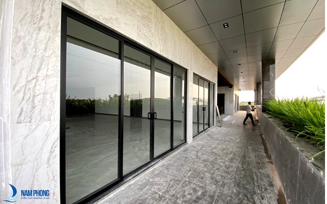 Thiết kế cửa đi 4 cánh nhôm Xingfa đen sang trọng