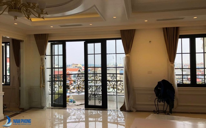 Ý nghĩa phong thủy của cửa nhôm màu đen