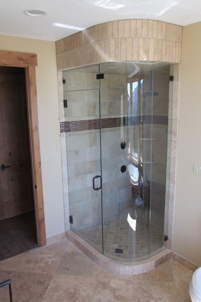 Mẫu cabin tắm kính uốn cong kết hợp phụ kiện màu đen sang trọng