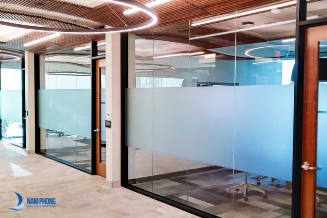 Cửa nhôm kính mờ là gì?