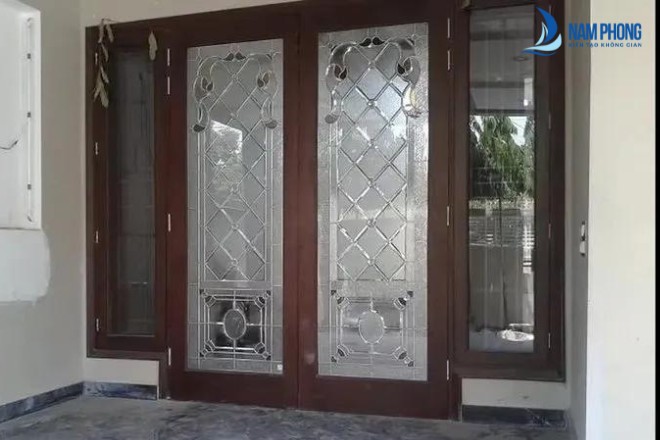 Mẫu cửa chính in hoa tiết hoa văn