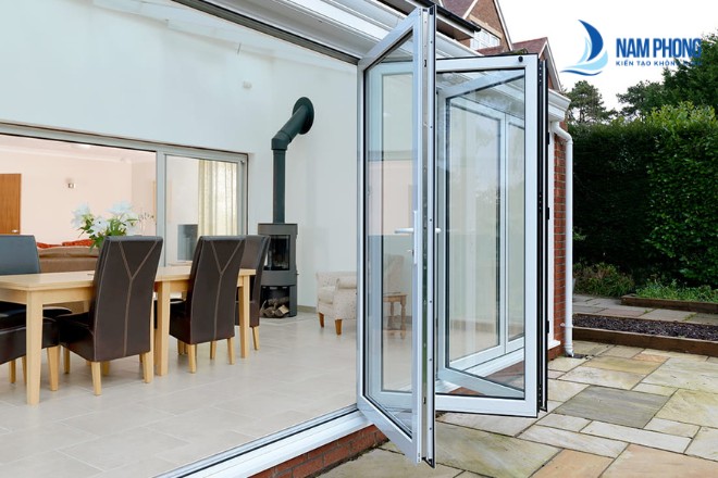 GIẢI ĐÁP: Cửa Chính Nên Mở Ra Hay Mở Vào Hợp Phong Thủy? Mẫu cửa đi 4 cánh xếp cho phòng khách đẹp