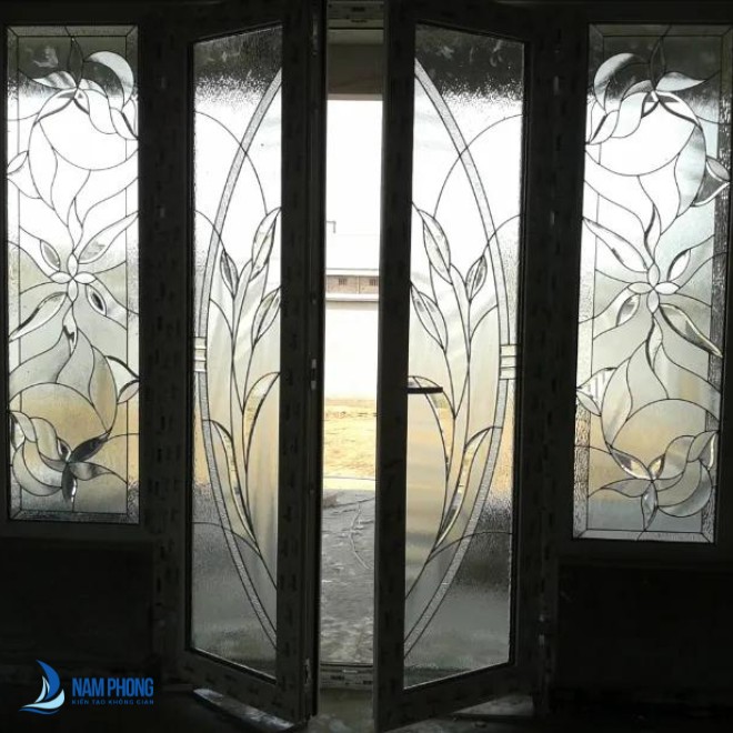 Mẫu cửa khắc họa tiết hoa lá đẹp ấn tượng