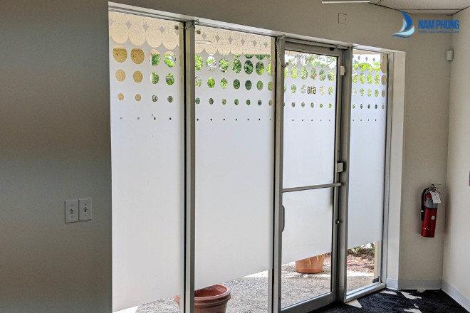 Mẫu cửa kính mờ ở vị trí cửa chính phòng khách