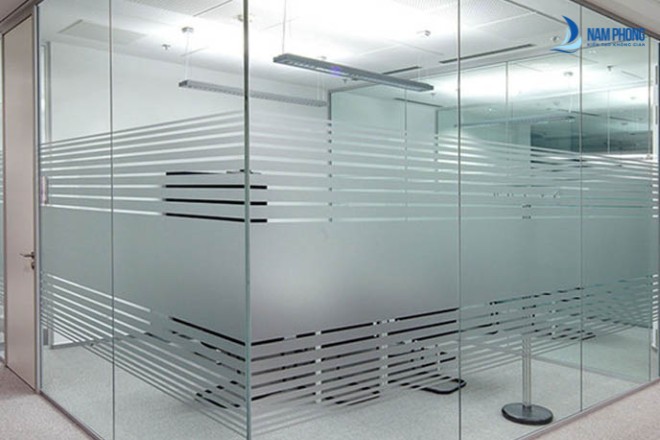 Mẫu cửa kính mờ hoa văn sọc kẻ