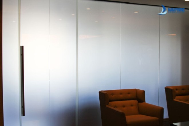 Mẫu cửa kính mờ thiết kế tối giản đẹp