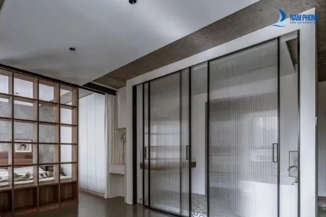 Mẫu cửa kính mờ trong thiết kế phòng khách gia đình