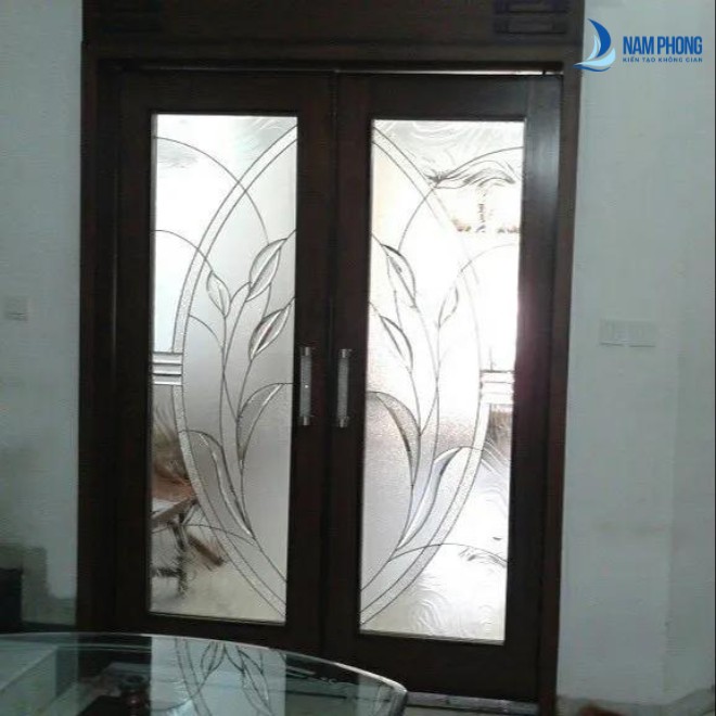 Mẫu cửa kính phòng khách in họa tiết hoa lá