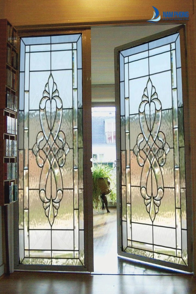 Mẫu cửa nhôm kính có hoa văn cầu kỳ bắt mắt