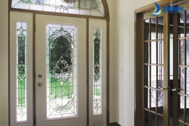 Mẫu cửa nhôm kính hoa văn phong cách châu Âu