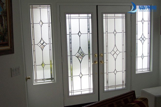 Mẫu cửa nhôm kính màu trắng in hoa văn sang trọng