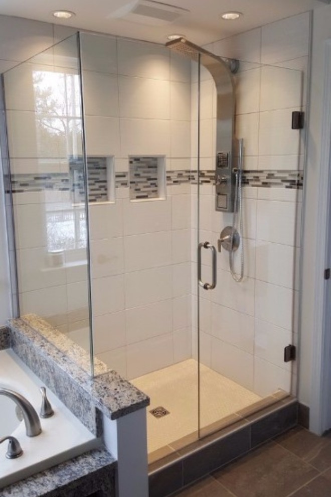 Mẫu vách kính phòng tắm khung chắc chắn