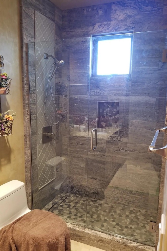 Mẫu vách kính phòng tắm với tay nắm inox không han gỉ