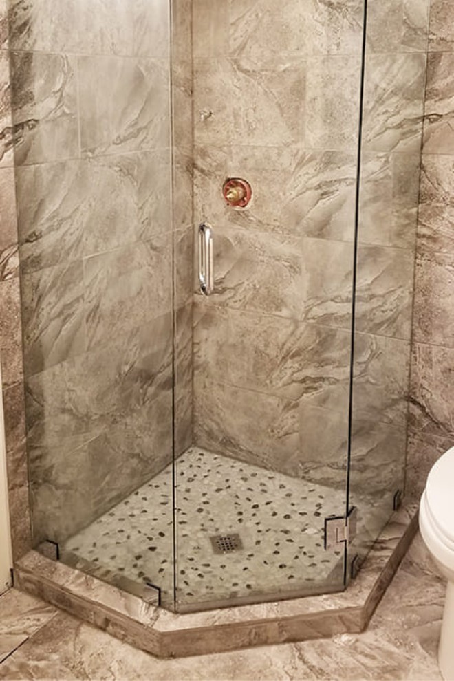 Mẫu phòng tắm kính 135 độ vát góc giúp tối ưu diện tích không gian