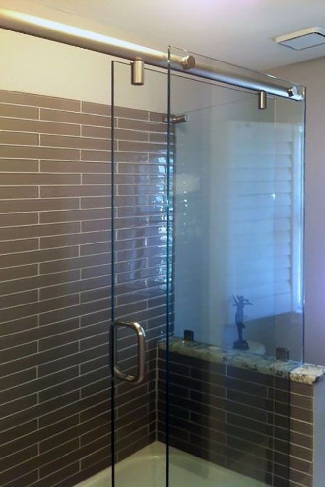 Vách kính nhà tắm cửa lùa kết hợp cùng gạch ốp tường tạo sự sang trọng