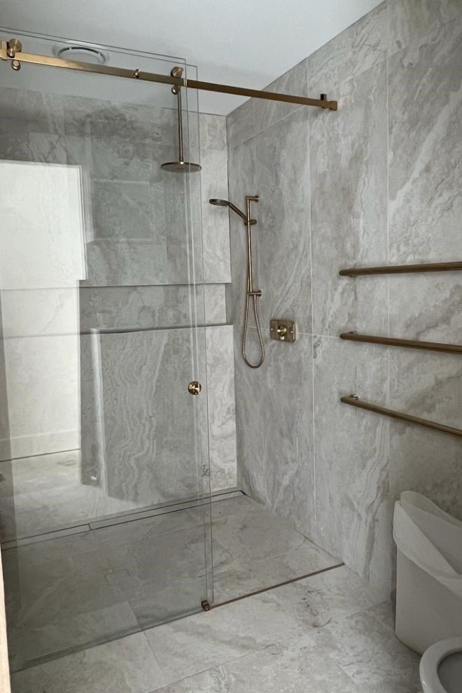 Vách kính tắm dáng thẳng kiểu dáng đơn giản, hiện đại