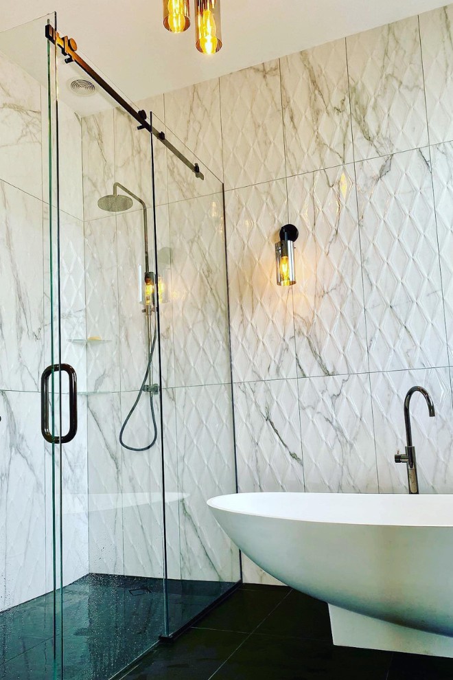 Vách kính tắm dáng thẳng kết hợp với phụ kiện tay nắm sang trọng