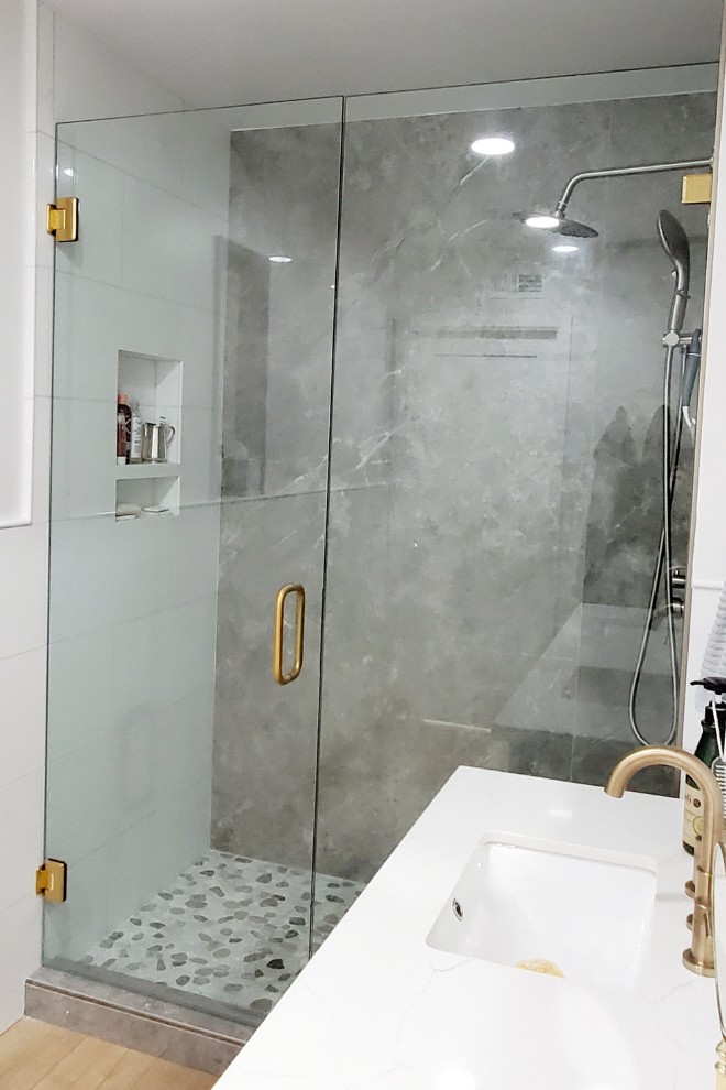 Mẫu vách kính tắm dáng thẳng đẹp, xu hướng được nhiều người lựa chọn