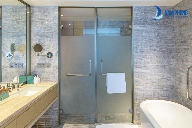 Vách ngăn phòng tắm nên dùng kính trong hay mờ?