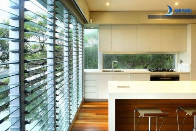 Có nên sử dụng cửa chớp lật nhôm kính không?