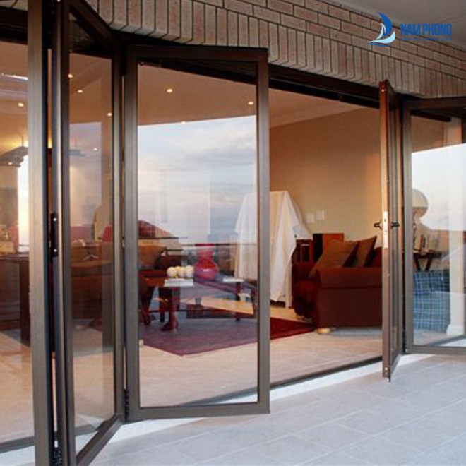 Cửa kính mở xếp gấp màu nâu đẳng cấp