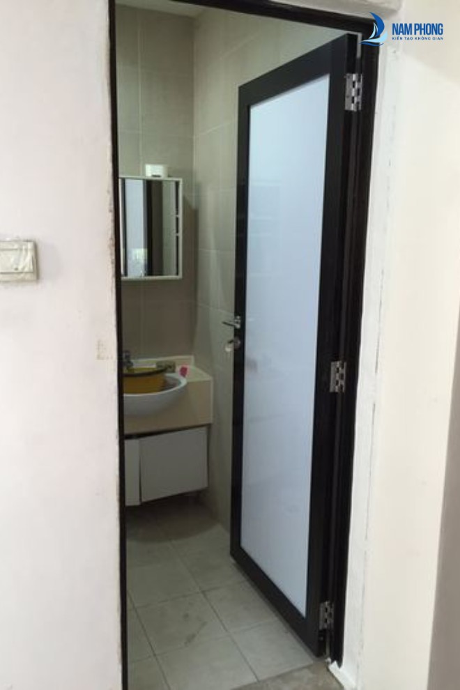 Mẫu cửa nhà vệ sinh màu đen hiện đại