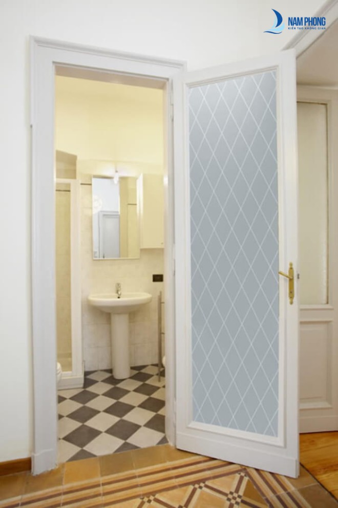 Mẫu cửa nhà vệ sinh màu trắng kết hợp họa tiết sang trọng