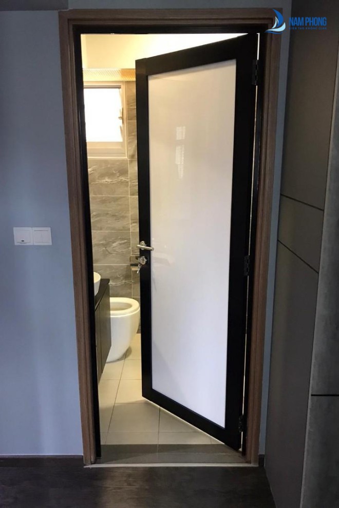 Mẫu cửa nhà vệ sinh sử dụng kính mờ riêng tư