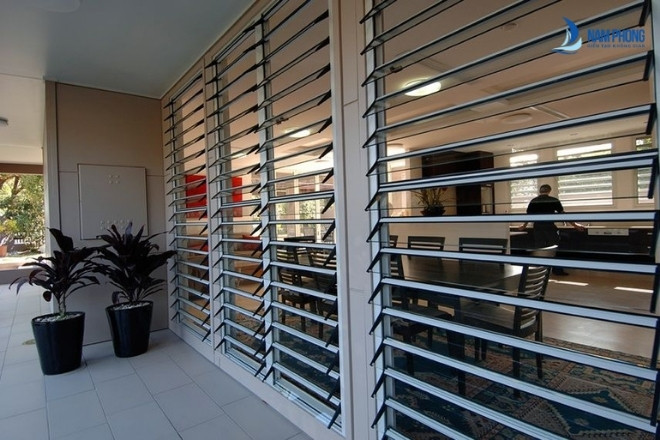 Mẫu cửa chớp lật nhôm kính phòng khách