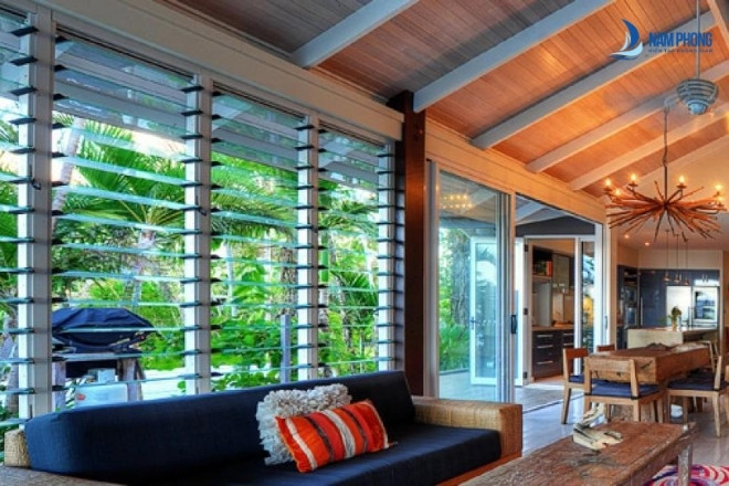 Mẫu cửa chớp lật phong cách cổ điển