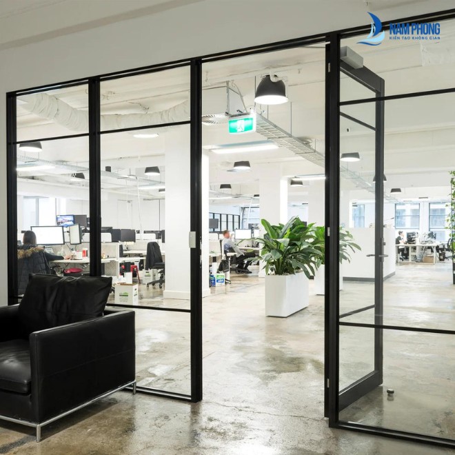 Mẫu cửa kính mở quay hiện đại tại doanh nghiệp
