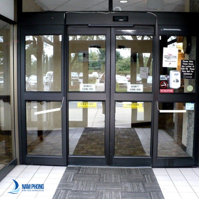 Mẫu cửa kính mở tự động màu đen 4 cánh