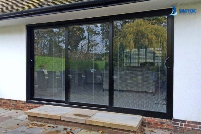 Mẫu cửa lùa 3 cánh màu đen sang trọng