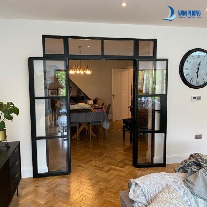 Mẫu cửa phòng khách cánh mở quay